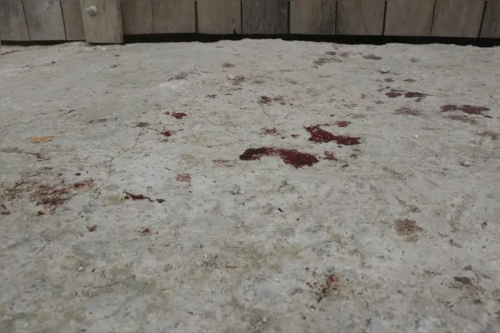 As marcas do horror vivido pela vítima seguem no local