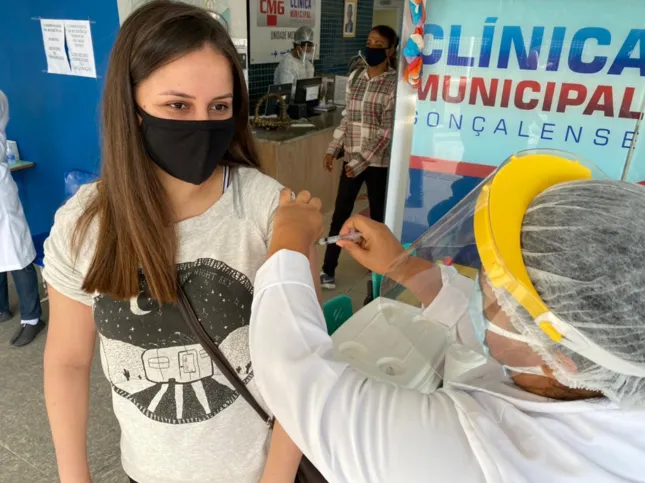 A jovem Luana Dias, de 22 anos, também se vacinou nesta quinta-feira (08)