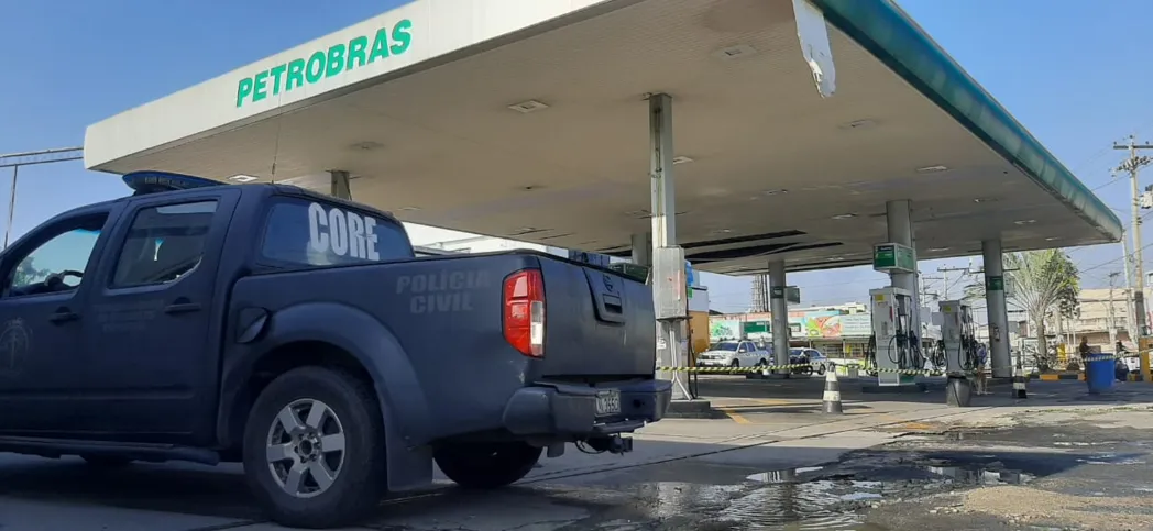 Agentes do esquadrão anti-bomba da Coordenadoria de Recursos Especiais (Core), da Polícia Civil estão trabalhando par desarmar o explosivo