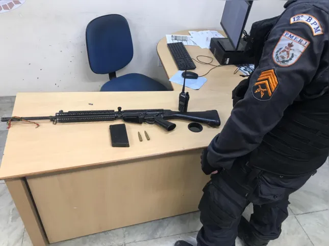 Um fuzil foi apreendido com os criminosos 