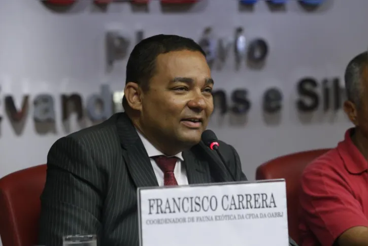 Francisco Carrera é formado em Direito, sendo advogado atuante