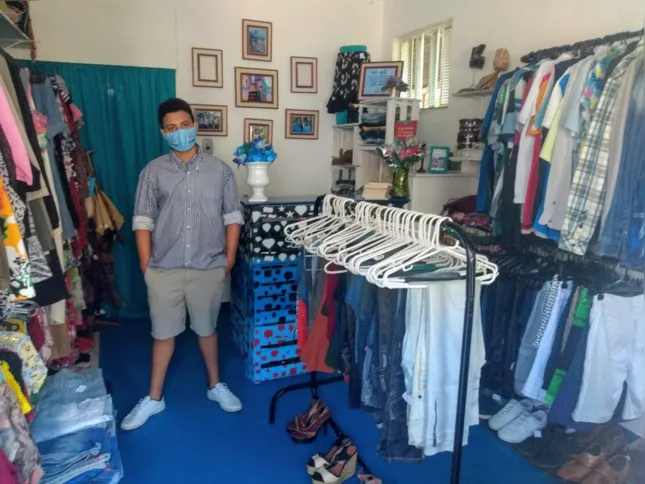 Davi inaugurou sua primeira loja para a venda de roupas do brechó
