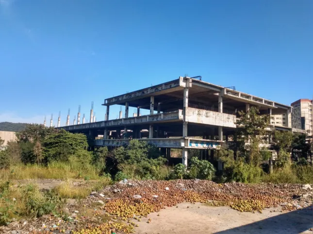 O local segue abandonado, segundo comerciantes que passam pela região