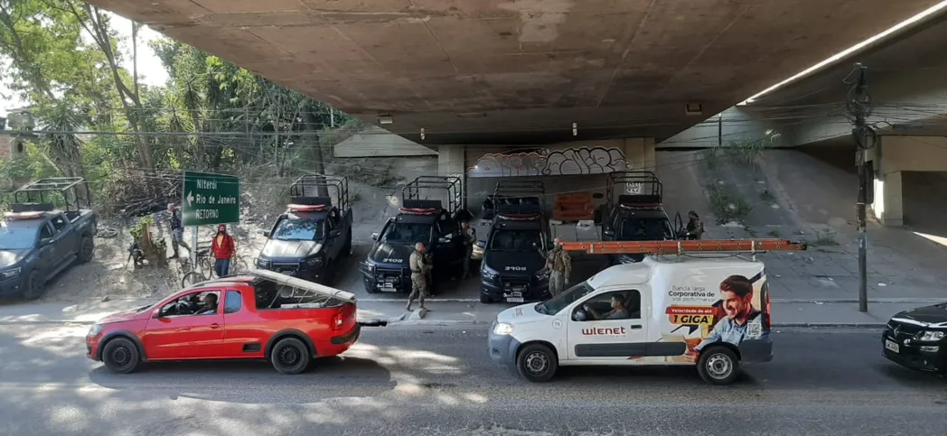Agentes ocupam o viaduto de Itaúna 