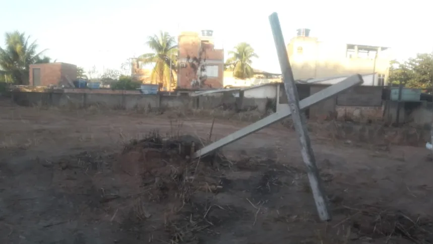 No local, há a cruz e uma pequena capela que segue em construção, mas atende devotos do santo no local