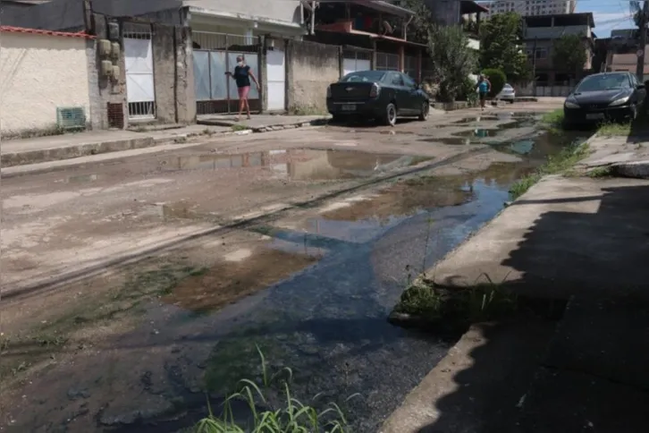 A situação causa alagamentos nas ruas 