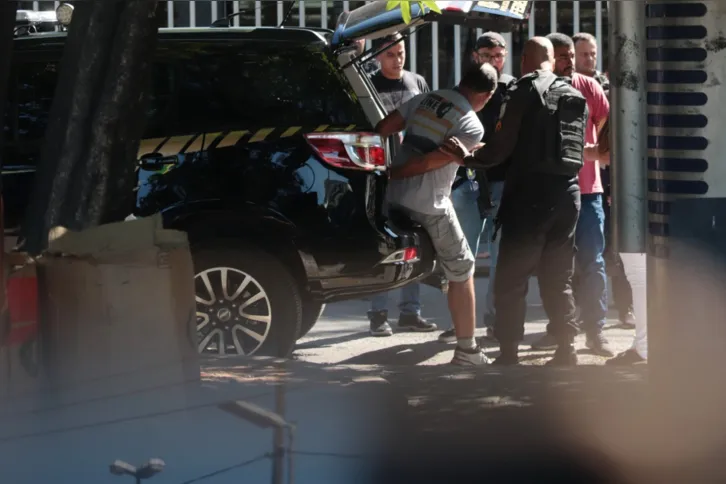 Imagem ilustrativa da imagem Polícia age rápido e prende homem que fazia mulher refém na Caixa Econômica no Alcântara