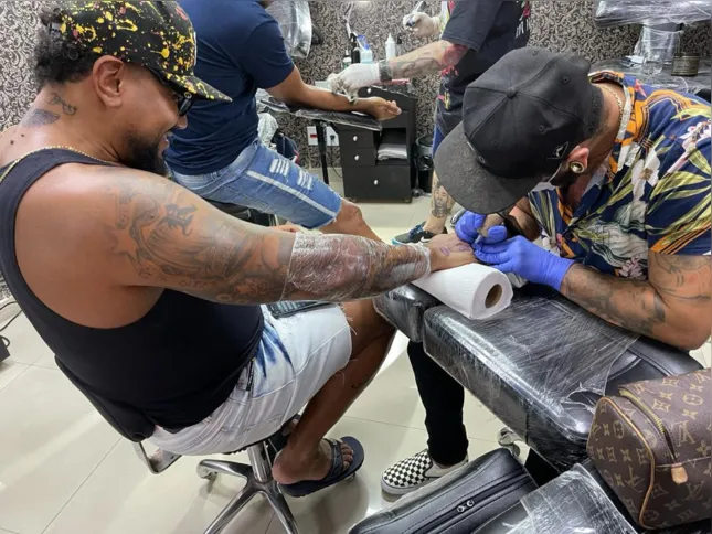 De Gabigol ao rapper PK Delas, Jhony Tattoo é o preferido dos artistas