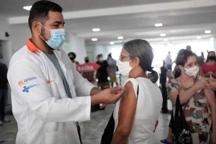 Niterói segue vacinando a população 
