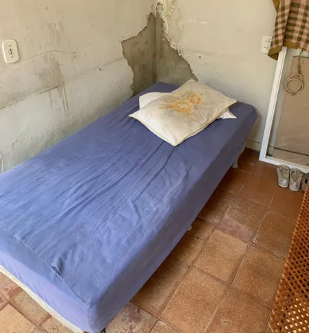 Ela dormia em um quarto minúsculo e sem luz nos fundos da casa