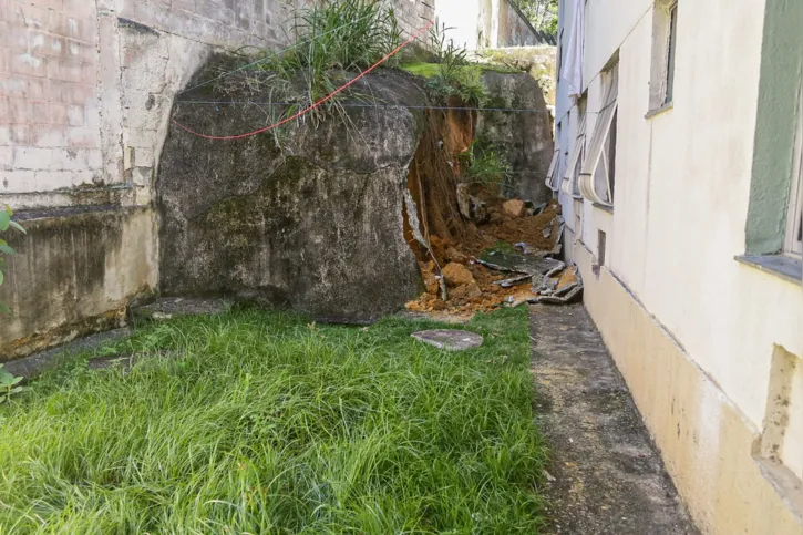 Imagem ilustrativa da imagem Sobreviventes da tragédia do Morro do Bumba temem desabamento em prédio cedido meses após  incidente