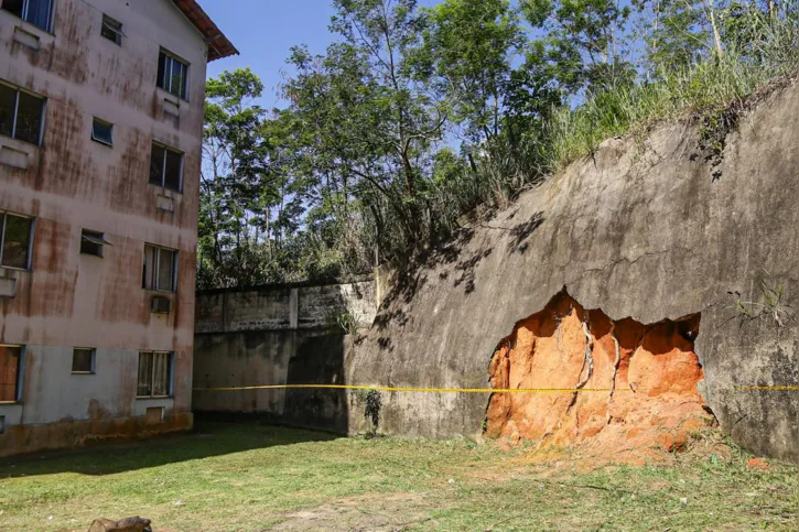Imagem ilustrativa da imagem Sobreviventes da tragédia do Morro do Bumba temem desabamento em prédio cedido meses após  incidente