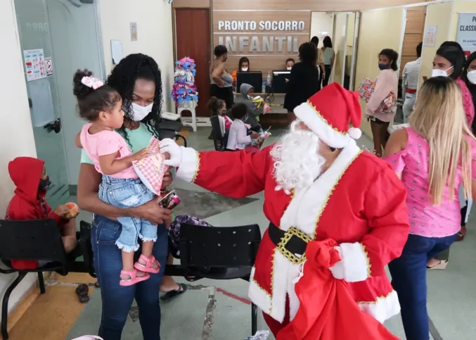 Todas as crianças que estavam na ala da enfermaria, sala amarela, Centro de Terapia Intensiva Pediátrica e as que aguardavam atendimento médico também foram presenteadas