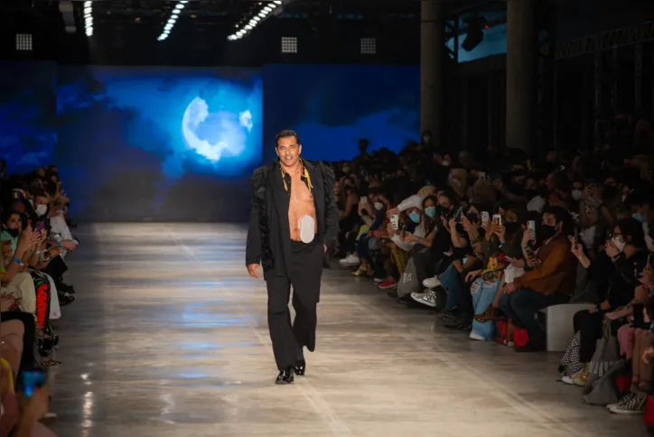 Imagem ilustrativa da imagem Luciano Szafir quebra tabu ao desfilar com bolsa de estomia na SPFW