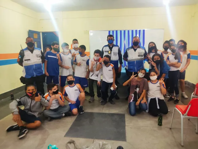 Durante a comemoração, os agentes cantaram parabéns para o Renan e registraram esse momento através de vídeos e fotos
