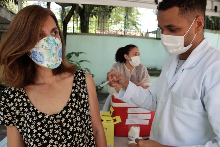 A médica Daniele Kelly, que atende no Hospital Municipal Getúlio Vargas Filho, o Getulinho, também foi receber a dose de reforço nesta segunda-feira