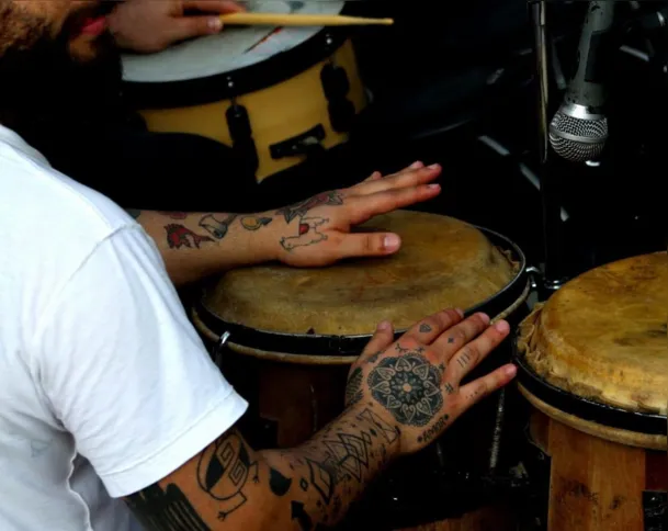 Ele toca instrumentos de percussão 
