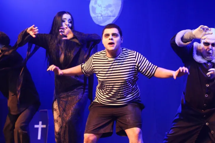 Imagem ilustrativa da imagem Espetáculo Musical da Família Addams tem nova sessão em São Gonçalo
