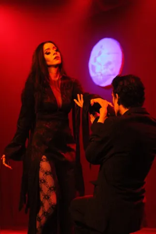 A  “A Família Addams” tem  adaptação e direção de Gabriel Engel