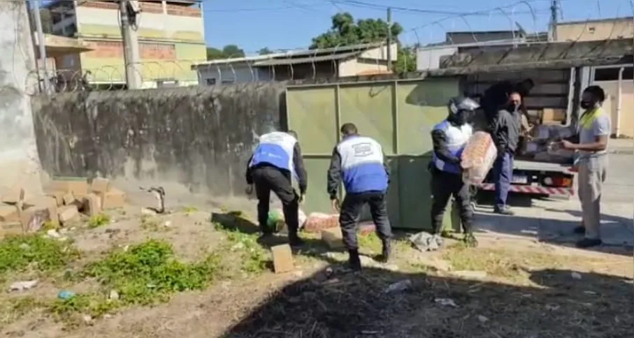Imagem ilustrativa da imagem Polícia recupera carga de alimentos roubada no Lindo Parque, em São Gonçalo