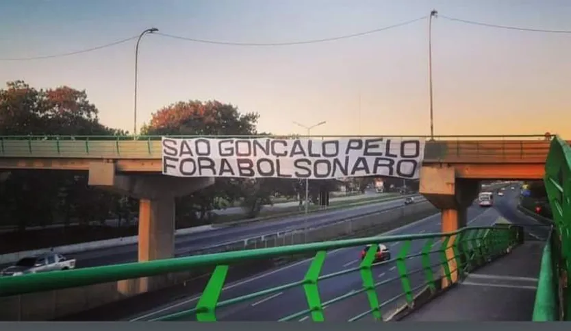 Faixa contra Bolsonaro foi fixada em passarela da BR-101, em São Gonçalo