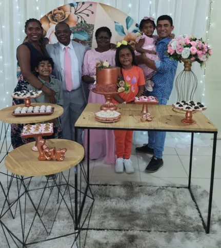 Na foto estão presentes: Vanessa, seu filho Nicolas, seu Oswaldo, dona Vera Lúcia, a bisneta deles Nicoly, Noemi e o marido de Vanessa