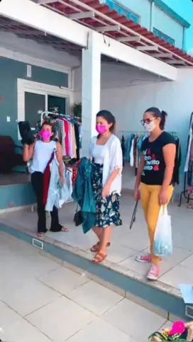 Clientes em um evento do brechó