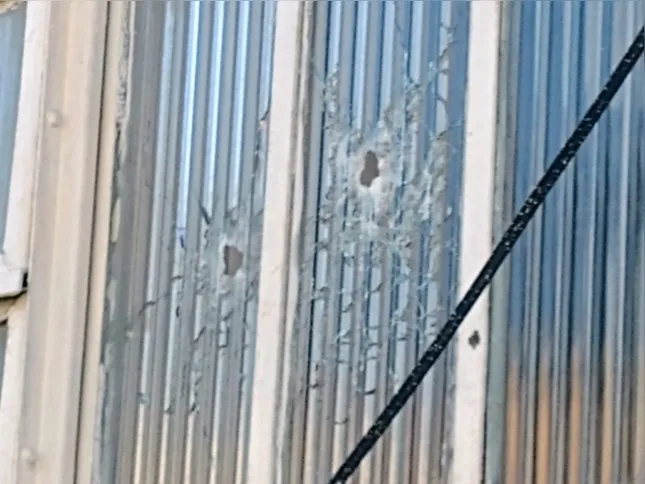 Disparos atingiram a sala da casa