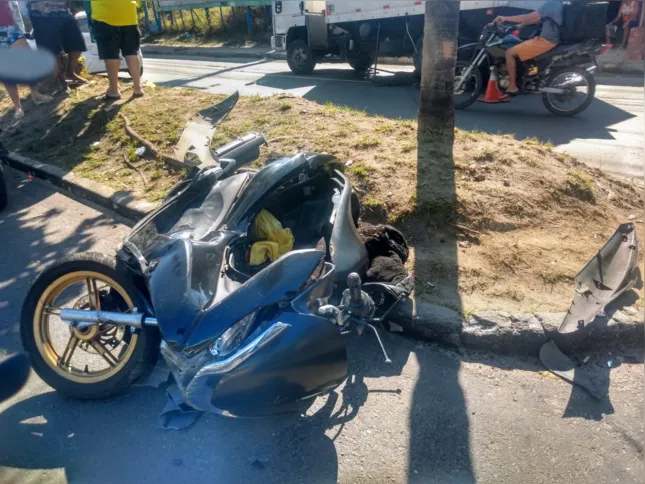 Motocicleta foi arrastada por alguns metros