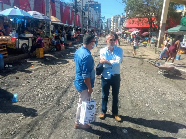 O presidente da Associação Comercial, Empresarial, Industrial e Rural de Alcântara (ACEIRA) e o secretário de Desenvolvimento Urbano estiveram no local