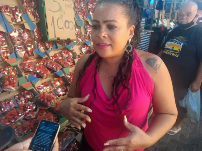 A comerciante Mirilandes de Paula Oliveira tira o sustento de sua família com a sua barraca de hortifrúti localizada na via 
