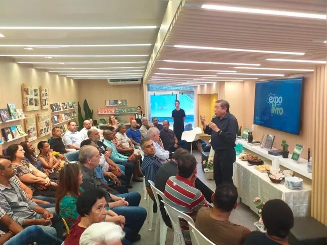 O evento fornece palestras (imagens de antes da pandemia)