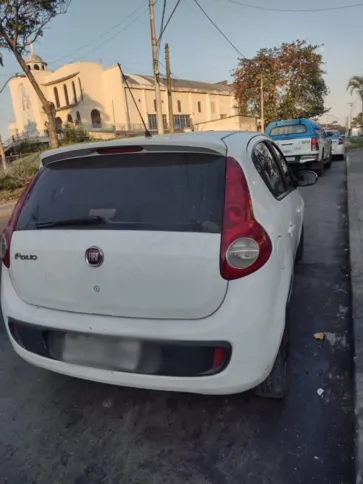 Um dos carros recuperados foi um Palio na cor branca