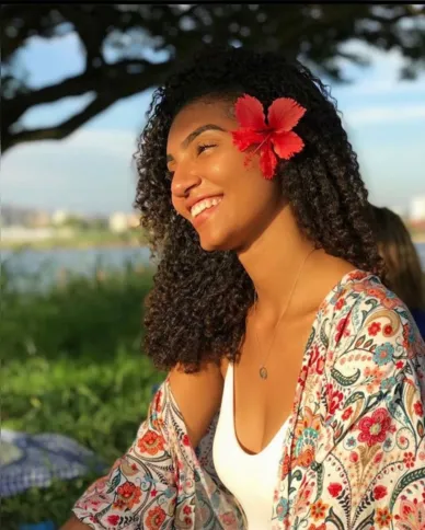 Mariana se considera uma pessoa alto astral e família 