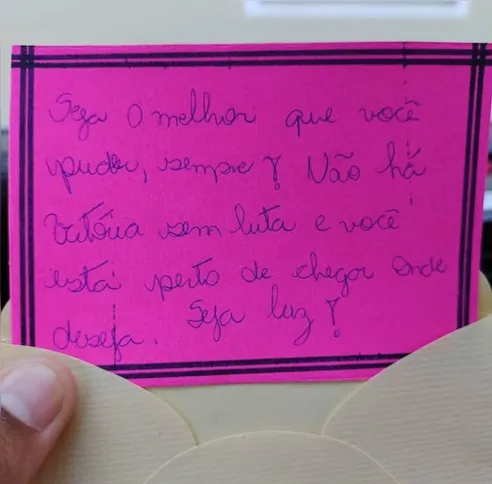 Um dos recados no carro de Victor