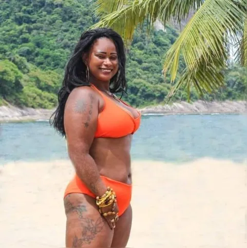 Ela hoje pesa 76 kg e não tem vergonha de seu corpo