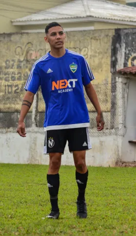 O jovem joga no Next Academy em SG 