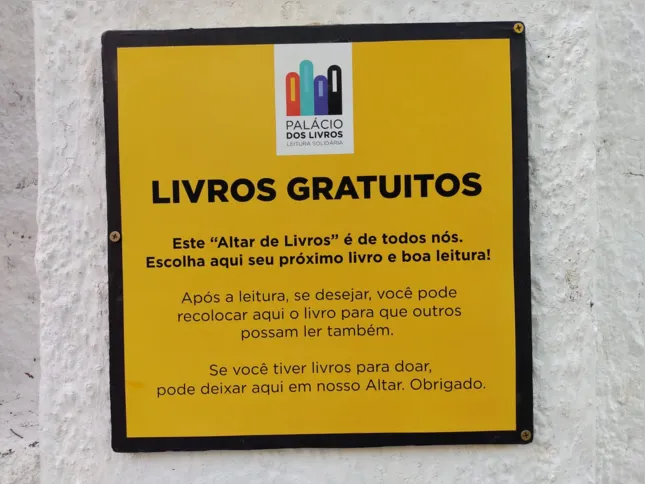 O grupo disponibilizou uma estante de livros que funciona de forma gratuita no local