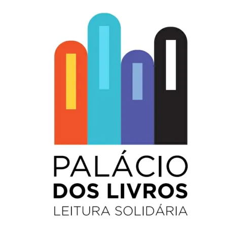 O grupo disponibilizou uma estante de livros que funciona de forma gratuita no local