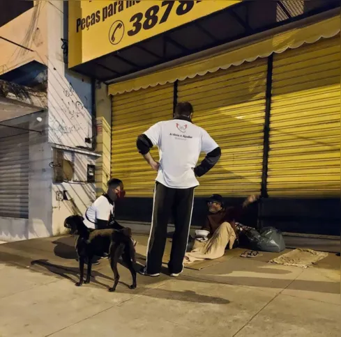Os dois amigos fornecem apoio emocional às pessoas em situação de rua que atendem