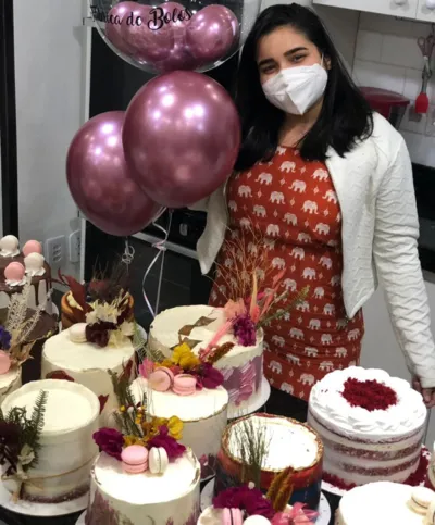 Fabiana tem 23 anos e trabalha com confeitaria há dois anos e meio
