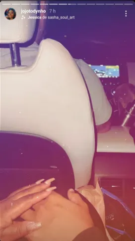 Jojo postou foto segurando a mão de um homem nesta madrugada