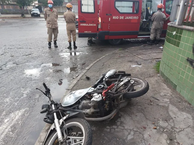 As vítimas que estavam na moto foram socorridas 