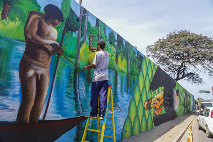 Thiago é um dos grafiteiros que está desenhando o projeto 