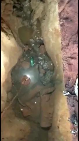 O buraco mostra que há uma grande profundidade entre o solo onde ficam as casas e o fundo