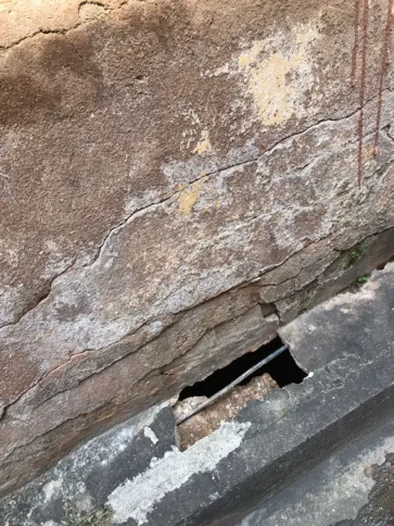 Buracos preocupam quem passa pelo local