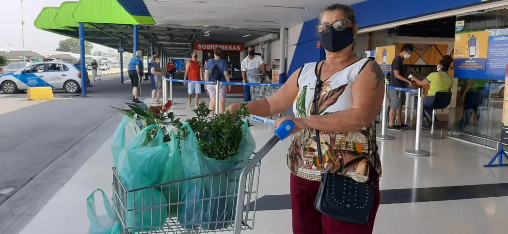 Os consumidores pagam pelas sacolas e pelas compras 