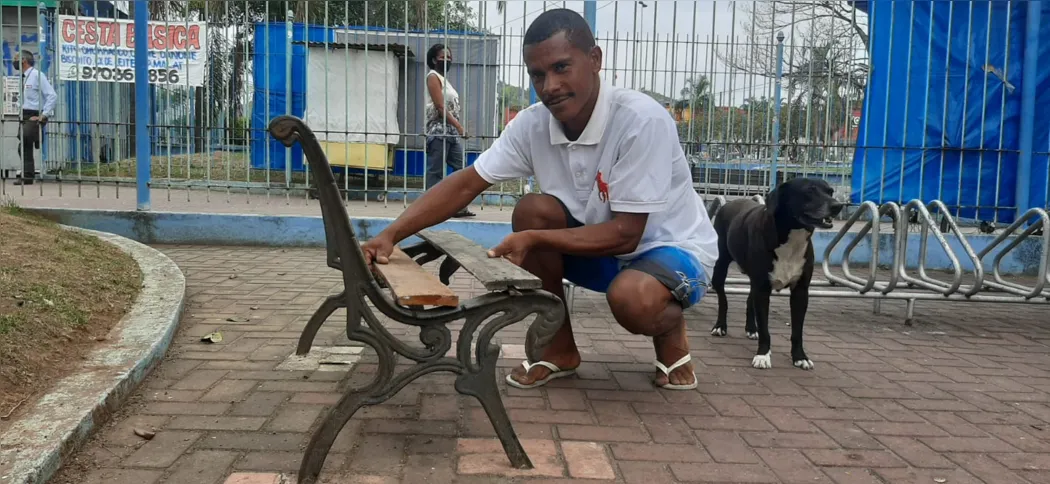 Nos bancos da Praça do Colubandê, as vezes, não há apoio para sentar
