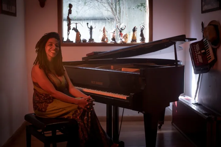 Maíra, filha de Martinho da Vila, musicista que vai acompanhá-lo ao piano