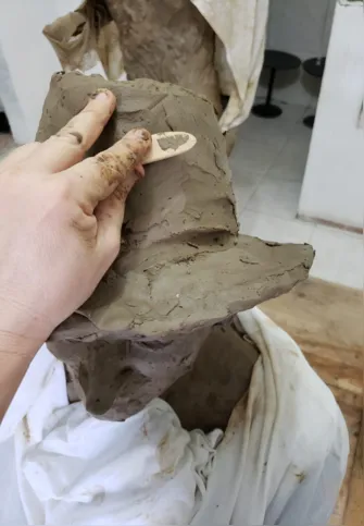 Jo segue produzindo as estátuas 